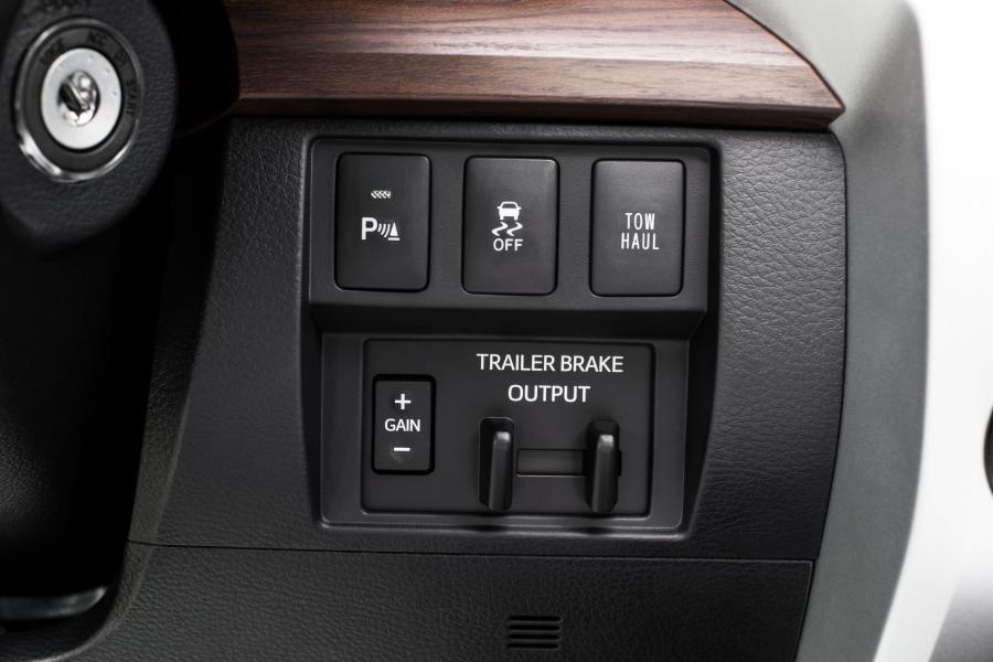 Детали интерьера Toyota Tundra Limited CrewMax 2017 года  (фото 12 из 12)